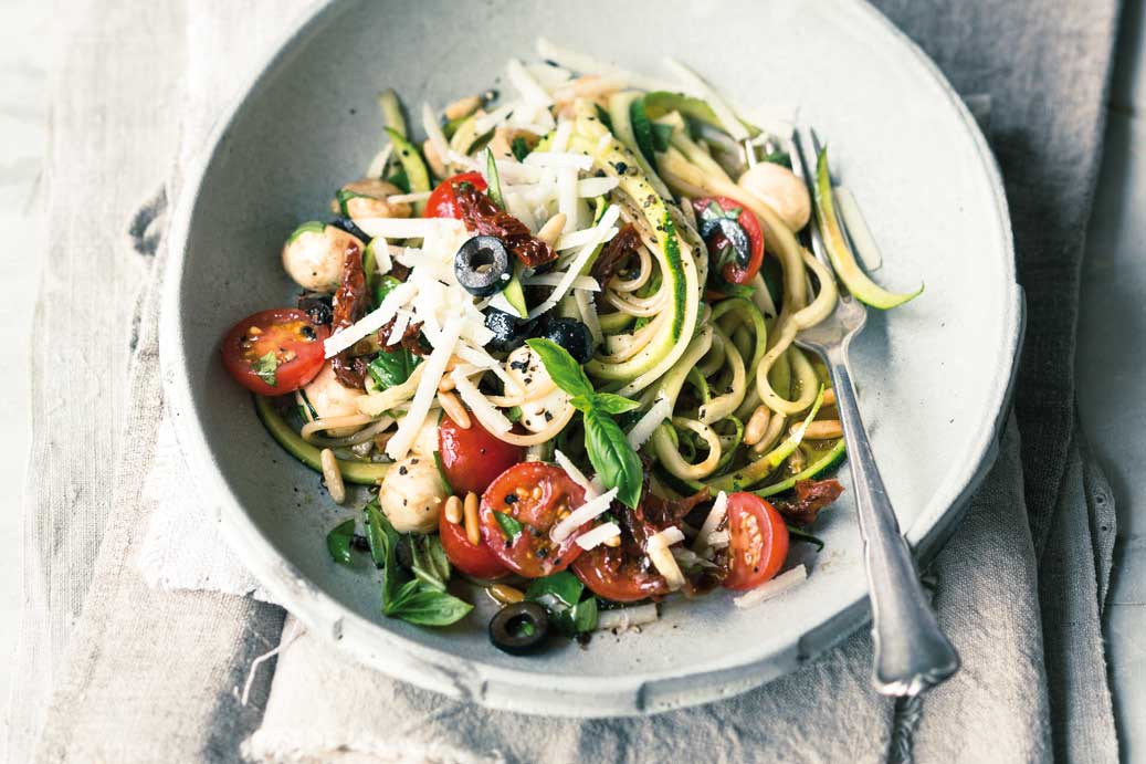 Zucchinispaghetti mit Tomaten und Mozzarella - Doctor Food